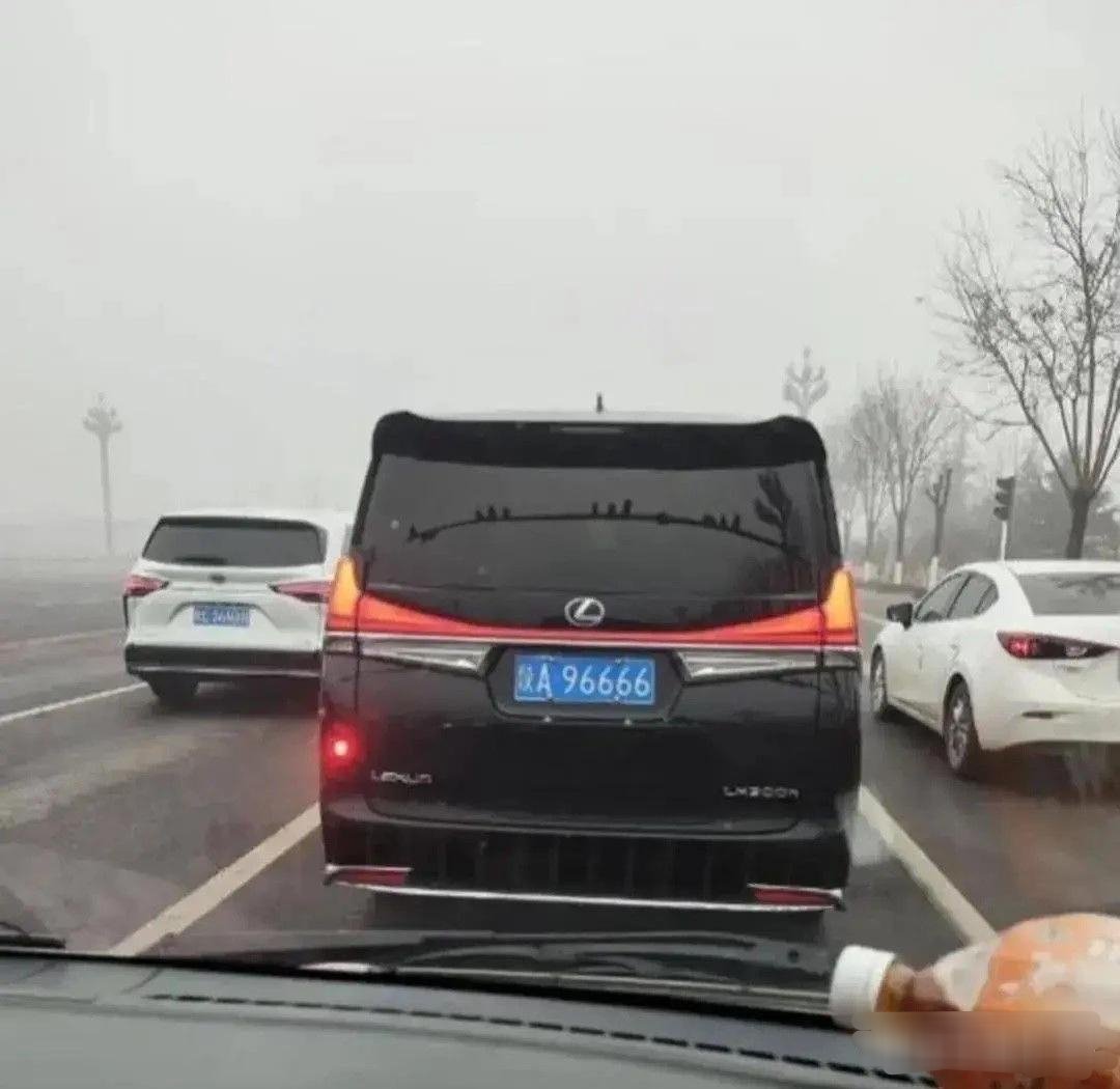 这么好的车牌 挂这车可惜了 