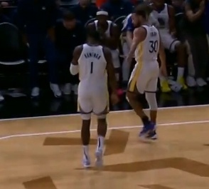 菜的离谱 拿球就被切掉 瞬间被打反击 