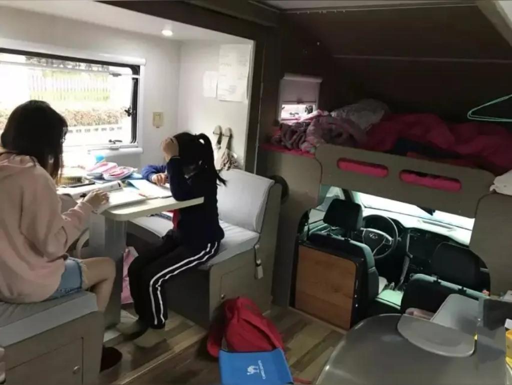 为给孩子更优陪伴，一位女子将房车停在校门口。清晨，她目送孩子进校；傍晚，孩子一出