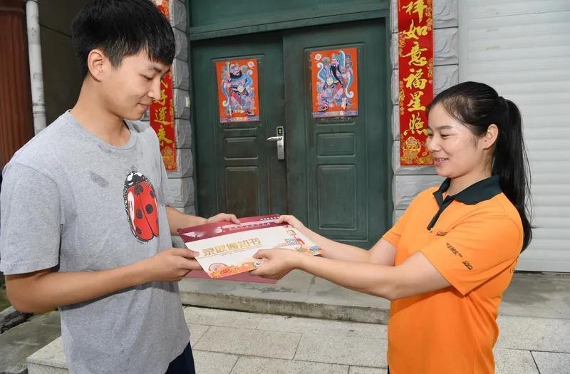 录取通知书“内卷”升级
今年高校录取通知书又整活了！有嵌宝石的、带种子的、能唱校