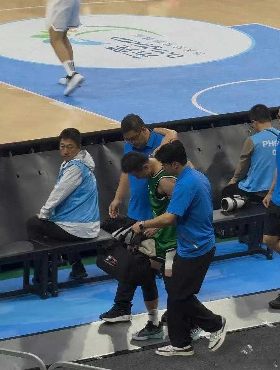 据了解，赵继伟在全运会时的那次拉伤比较严重，按照医生的诊断预计需要两个月的康复期