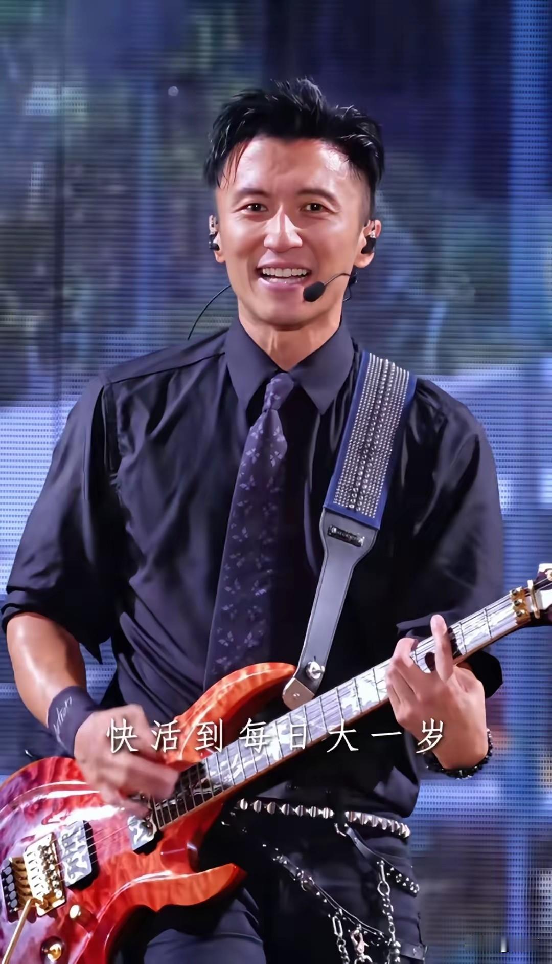 谢霆锋在青岛演唱会的表情太不自然了
嘴角像是在笑，眼里却含着泪水
其实原因再简单