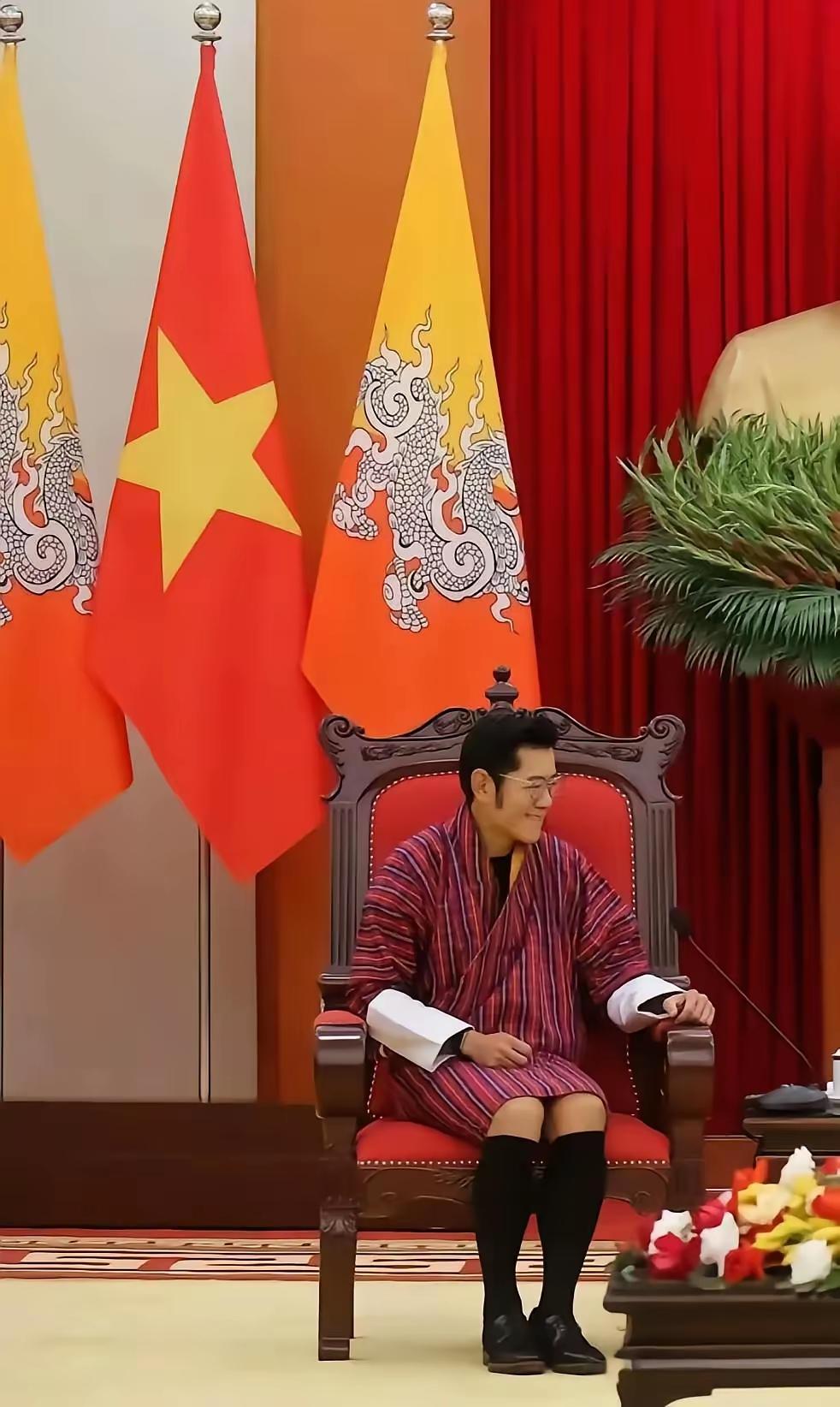 原来小布丁的不丹国，还保留着国王这个角色的。

担任不丹的国王，原来还长得这么年