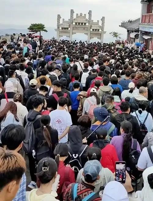 北京告急：快挤爆了，
西安告急：城墙上爬满了人
泰山告急：酒店大堂睡满了人。
走