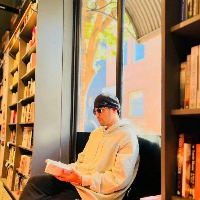 周杰伦希望书店半夜开着方便摆拍周杰伦 【周杰伦ins更新】有时候常常幻想 半夜书