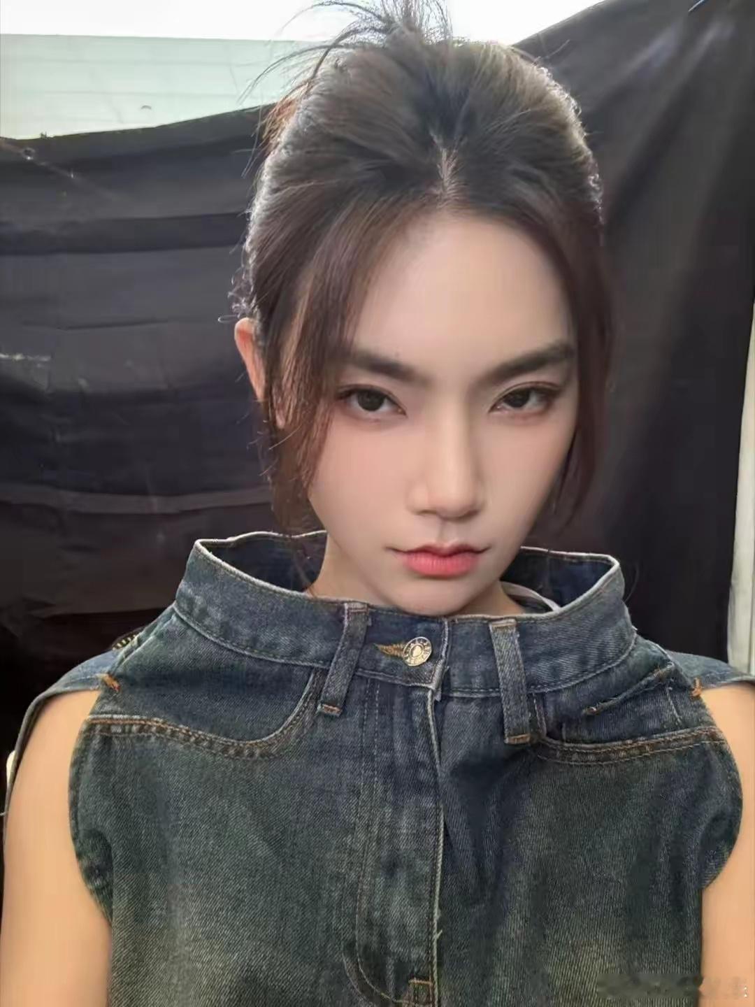 曾可妮回应把裤子套在身上 近日，一段曾可妮“把裤子套在头上”的视频引发热议。面对