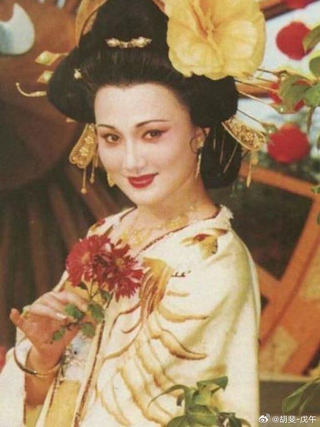 山窗游玉女，涧户对琼峰。岩顶翔双凤，潭心倒九龙。酒中浮竹叶，杯上写芙蓉。故验家山