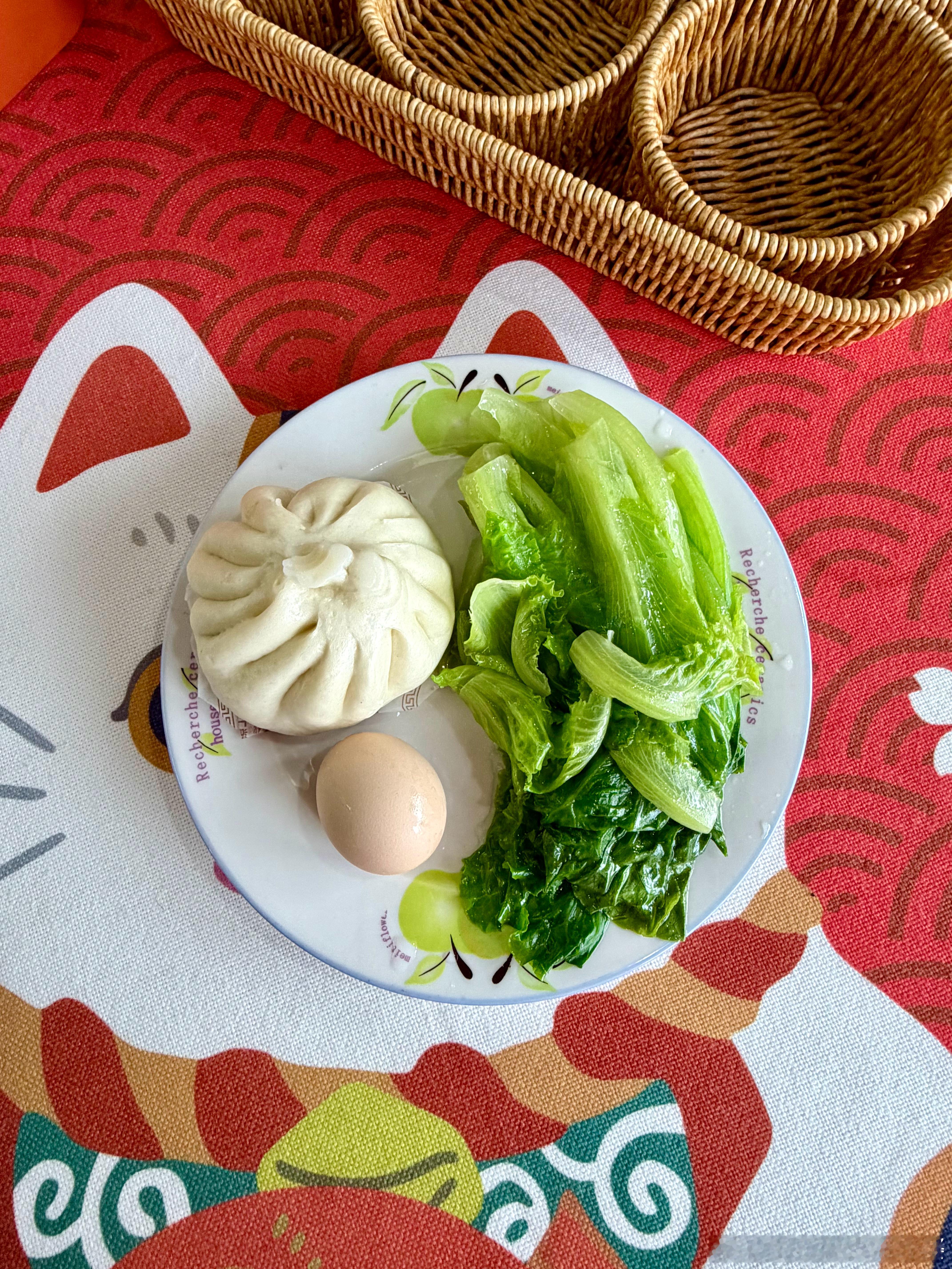 营养早餐：鸡蛋，肉包，生菜，豆浆。 