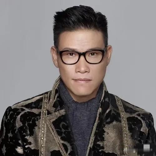 合法合规？
良心去哪了，禁毒英雄看到了得多心寒？怪不得黄奕女儿说要进娱乐圈呢，门