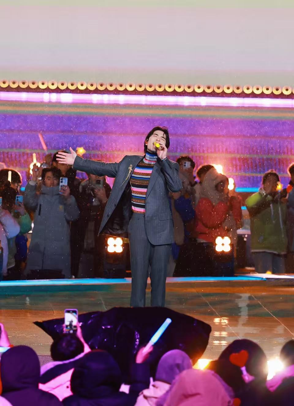 萧敬腾 雨神人设屹立不倒谁还敢质疑萧敬腾的雨神体质！吕梁现场天气本好好的，他的节