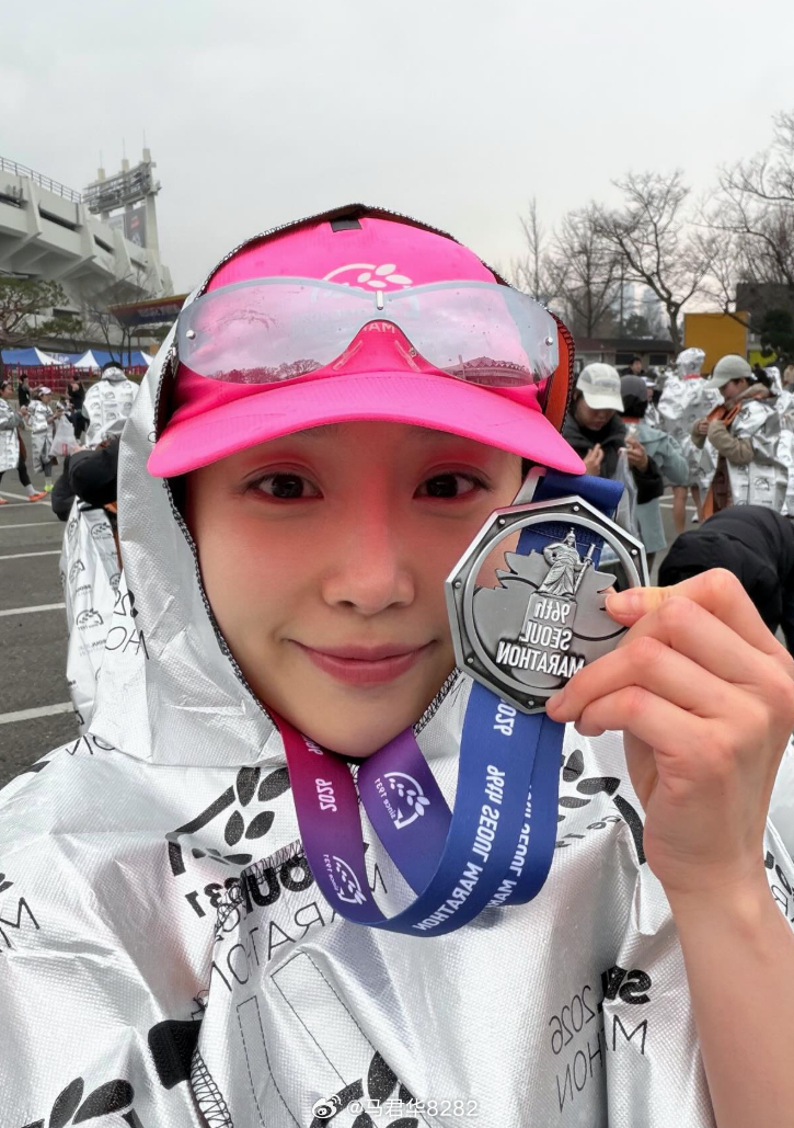 从播音队转会到网红队的尹泰珍，去跑马了。我上次跑10公里，挺费劲才跑进1小时的。