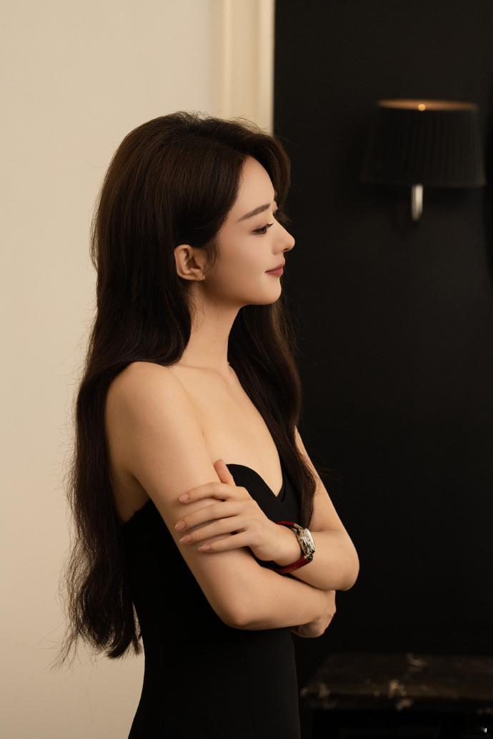 赵丽颖邂逅优雅经典停驻赵丽颖温柔黑裙 赵丽颖邂逅优雅经典停驻，赵丽颖温柔黑裙，是