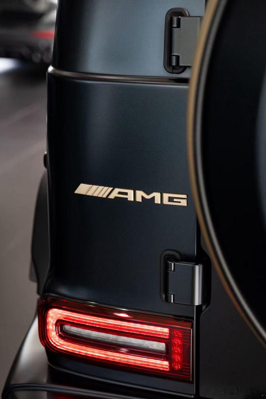 满城尽带黄金甲​｜AMG-G63 甲辰臻藏版 哑光云漠金饰贯穿车身，24年5千多