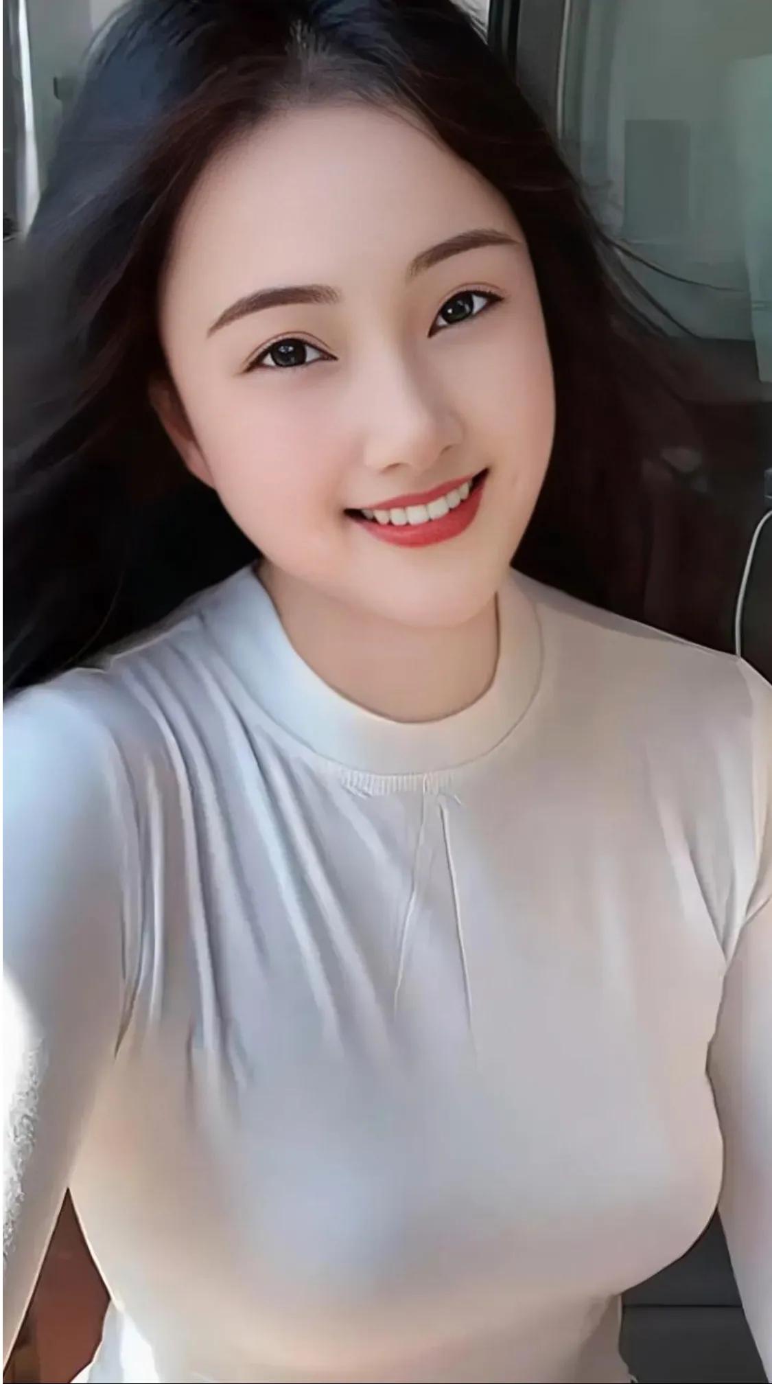 女生被亲吻时，大脑会一片空白，身子不由自主的会僵在原地，不知道到底是闭上眼还是睁