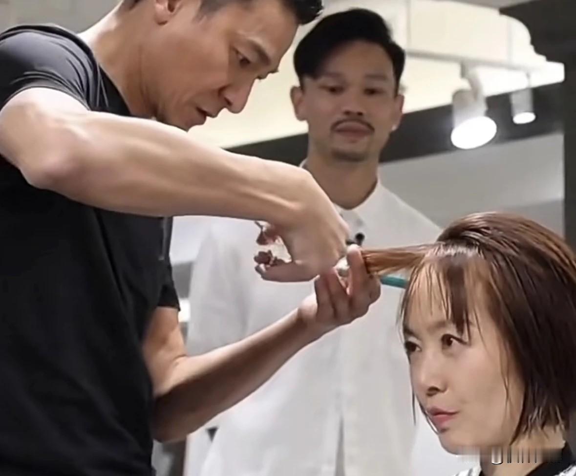 刘德华出道前是理发师！很多人也会问，为什么他这辈子对黑长直发情有独钟？
娱乐圈一