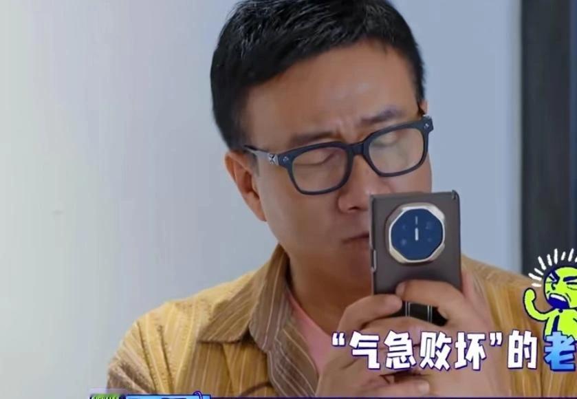 “拉黑了吧？”李乃文在旁边冷不丁来了一句。

胡军正举着手机，听筒里忙音一声接一