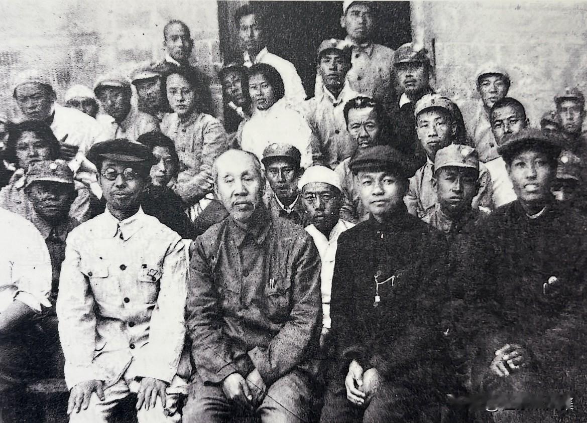 【开国功臣图片故事182】
董必武与华北财经会议代表合影。1947年4月16日，