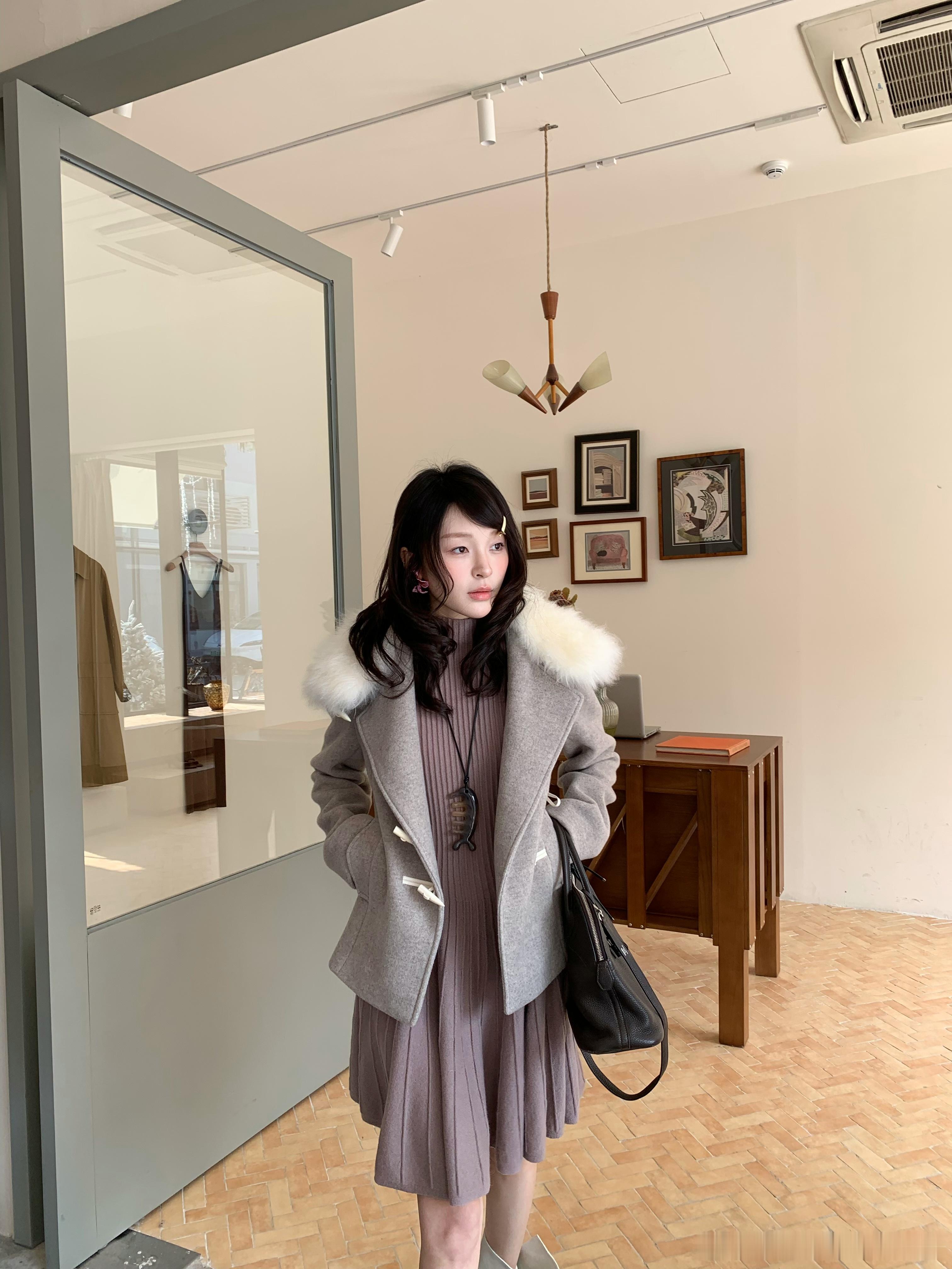 人字纹羊毛的温柔复古感被这件拿捏住了🤍100%绵羊毛短外套，经典人字纹肌理自带