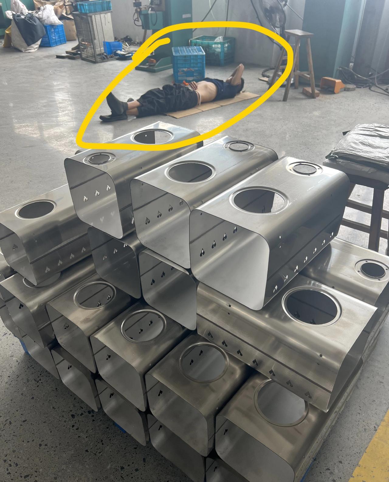 老板多次中午看到新员工躺在地上休息，老板对新员工说：以后中午不要在车间睡觉了，要