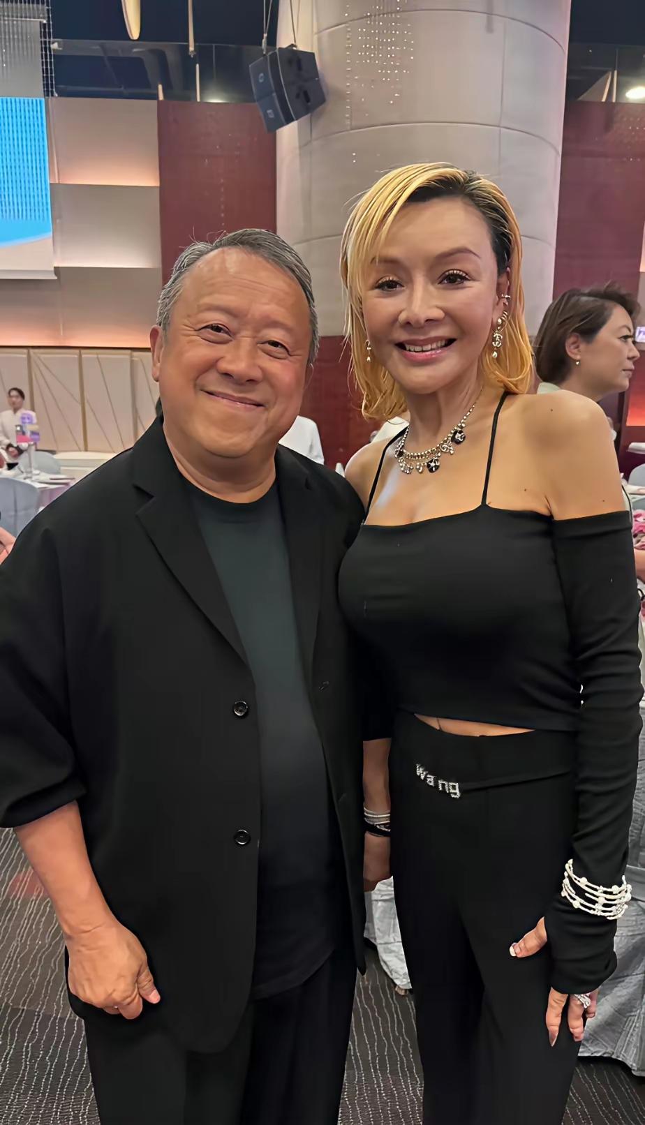 曾志伟与叶子楣同框照
叶子楣真是太老了，身材很健硕，就算是王祖贤、关之琳来了都是