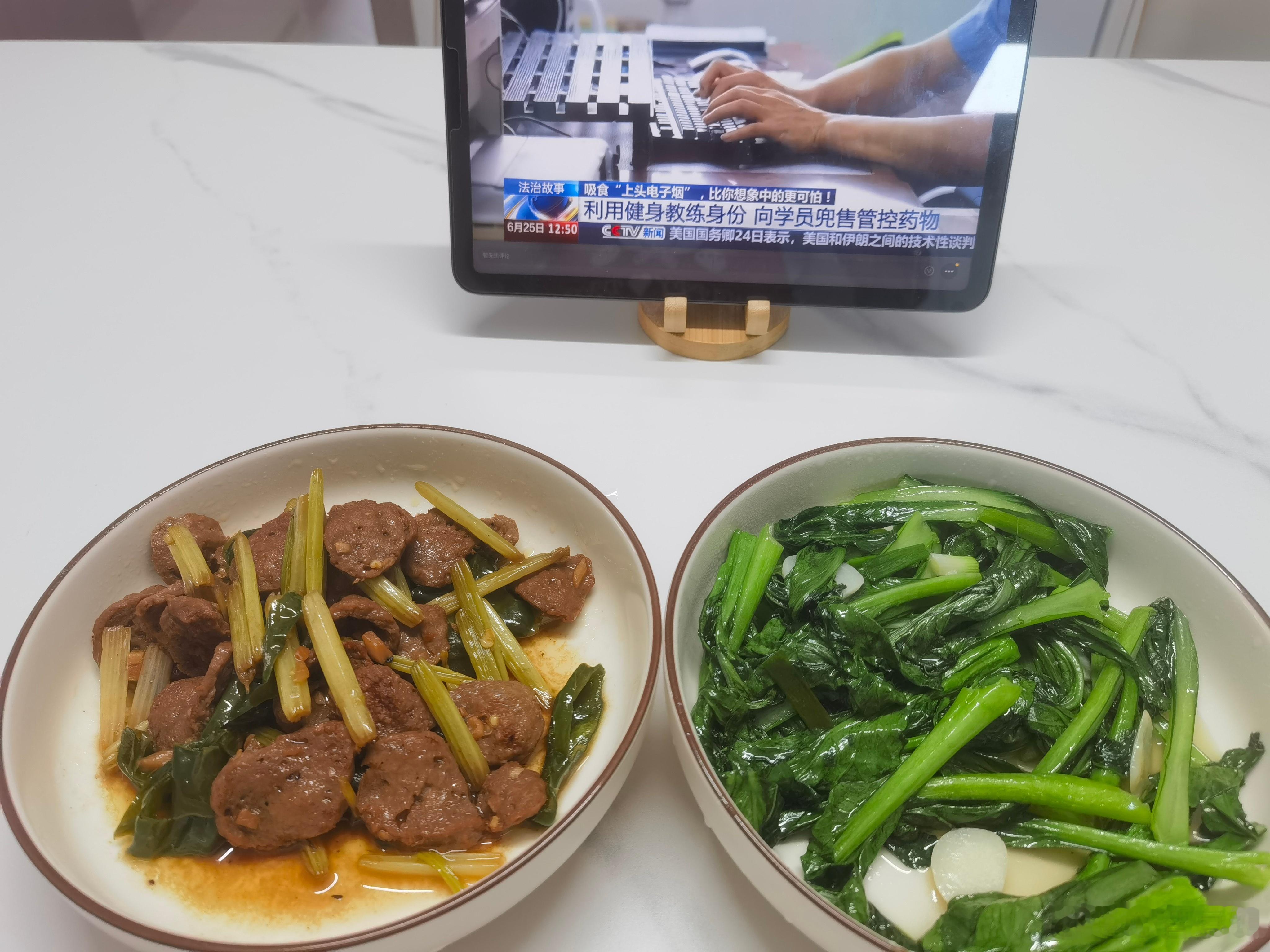 午餐：爆炒牛肉丸+清炒菜心。再忙再累，也要记得好好吃饭！ 