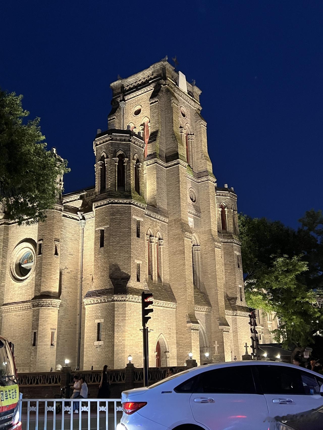 此句以“贵”对“贫”、“僻巷”对“闹市”、“有宾来”对“无人问”，对仗工整，核心