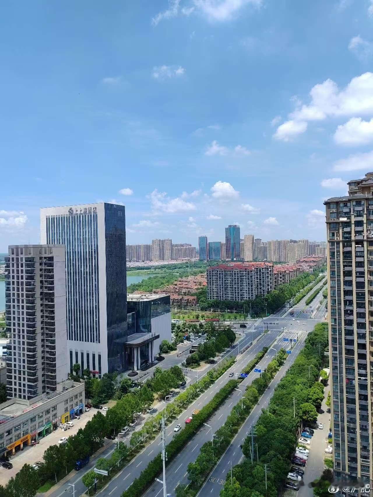 长丰县～蒙城北路街景
双向10车道，已经建成通车18年
地铁8号线位于道路地下，