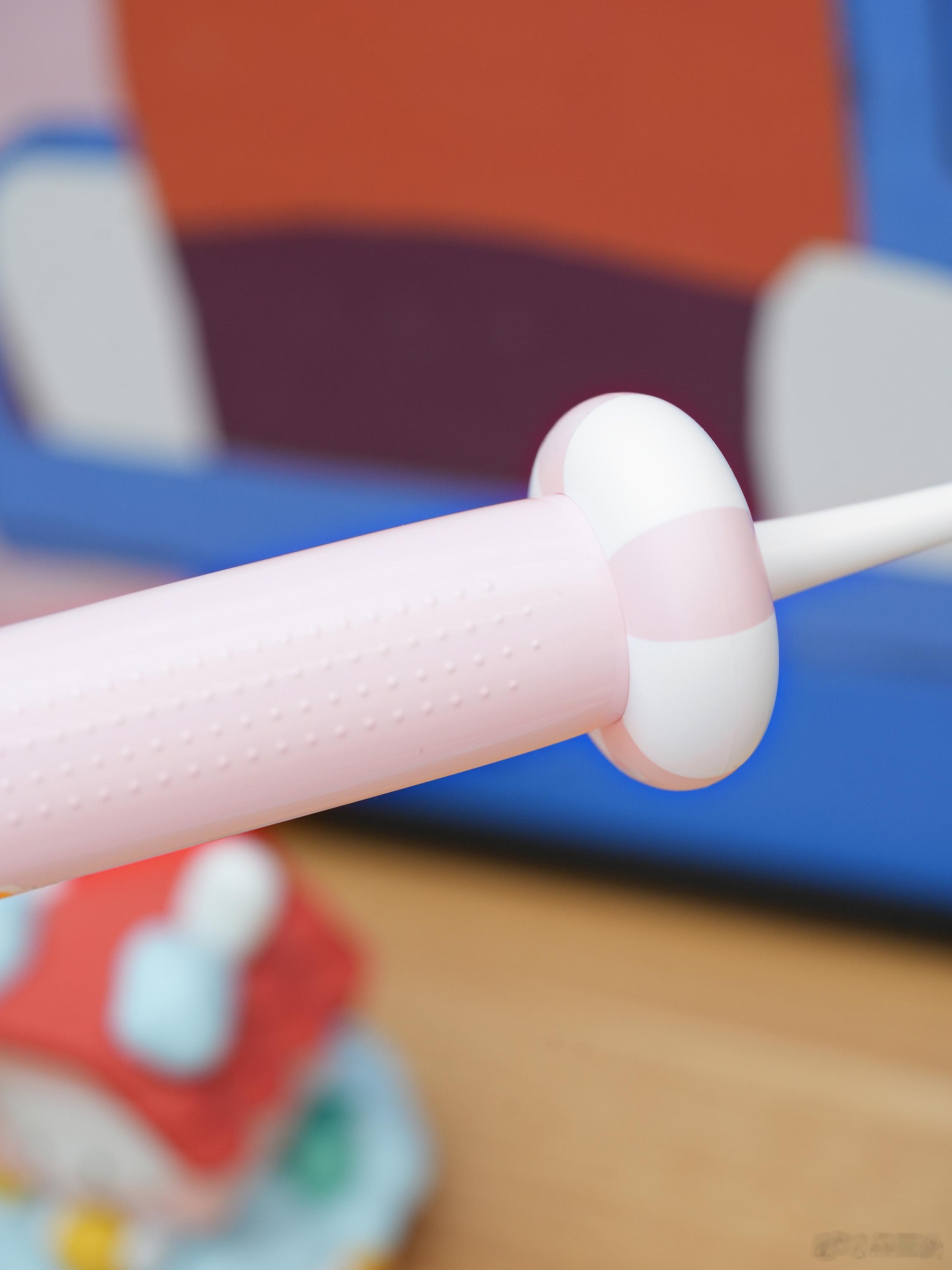 米家儿童电动牙刷Pro我先无实物表演一下，我家娃刚长了两颗牙，留着给他以后用外观