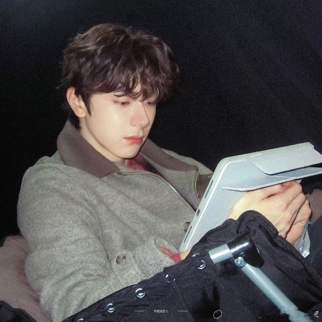 方头明快从林一身上下来 谁能想到！林一突然解锁方头明同款画风，空气投篮的油腻感溢