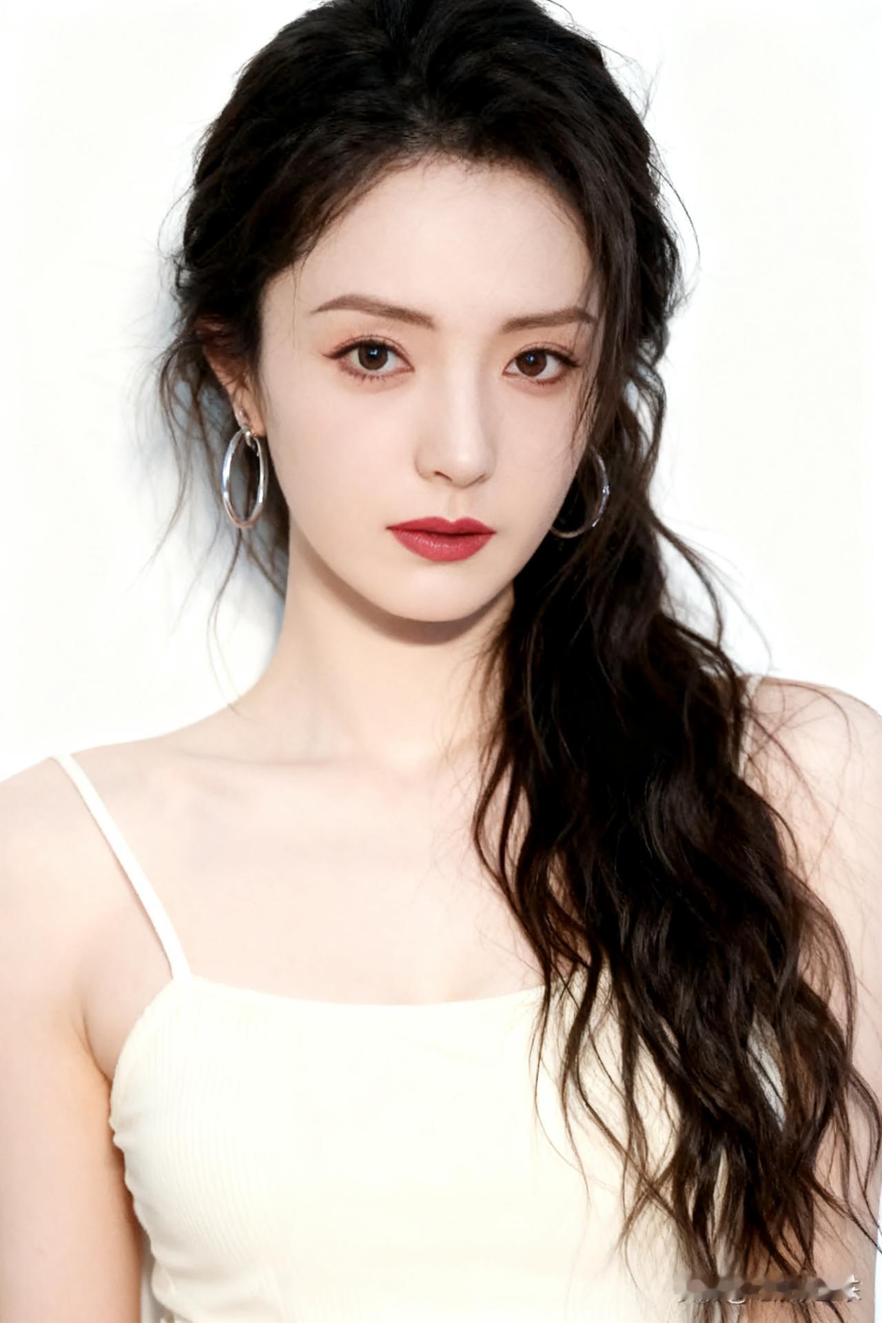 优雅红唇，温柔卷发，简约白裙，气质满分！💄👗✨