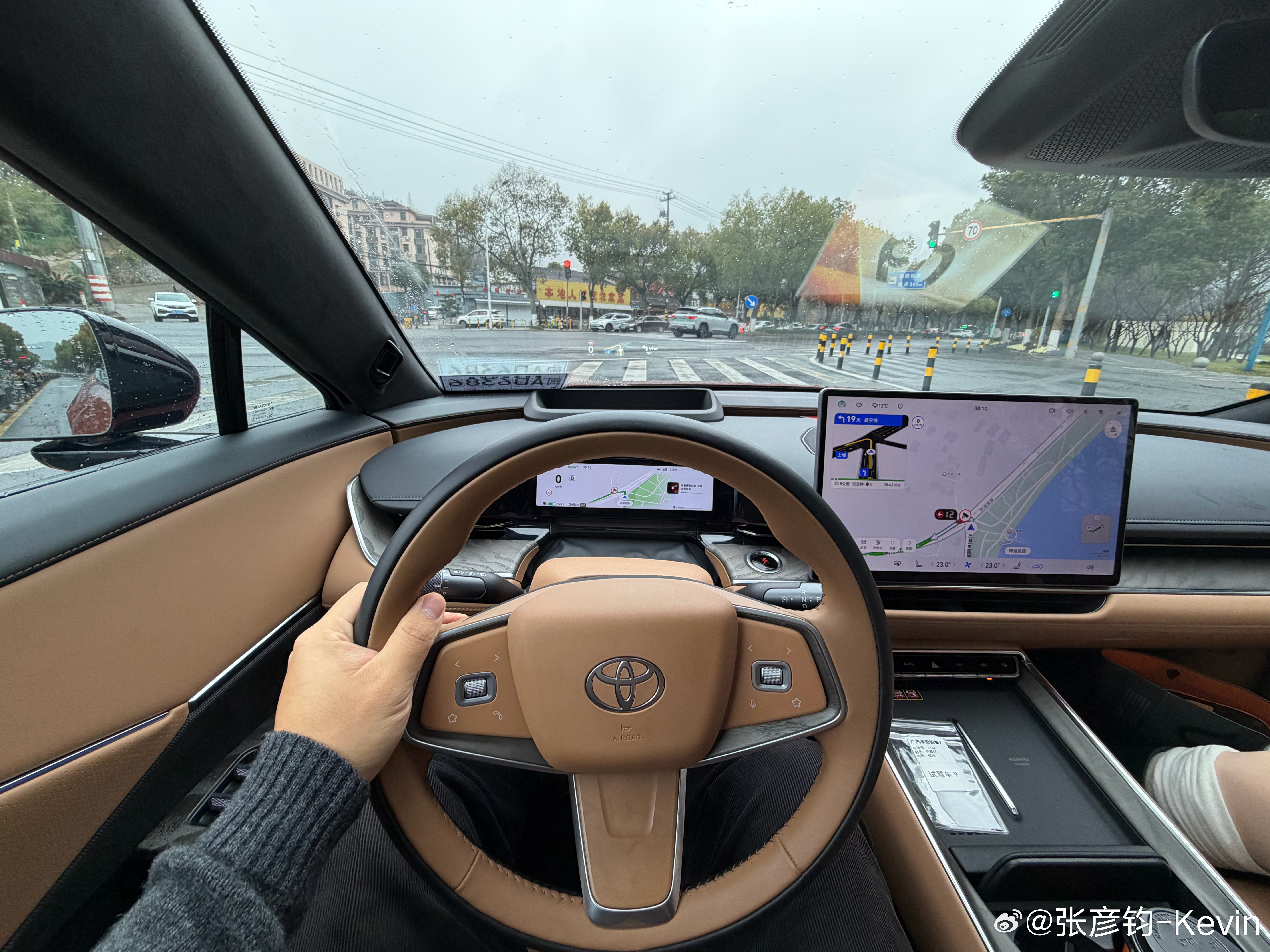 好消息：试驾时间充足，坏消息：下大雨，我终于理解了南方朋友说的那种“阴冷”是什么