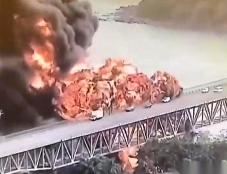 他们撕毁合同，把中方团队赶出港口，才过了两个多月。
4月6号，巴拿马城，美洲大桥