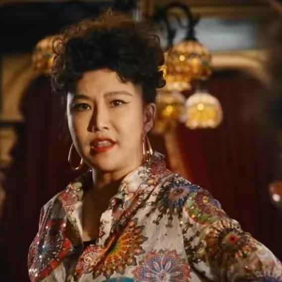黄河路，卢美玲走了，落寞孤单，只有情人杜阿根来接她，卢美玲依依不舍，千言万语不知