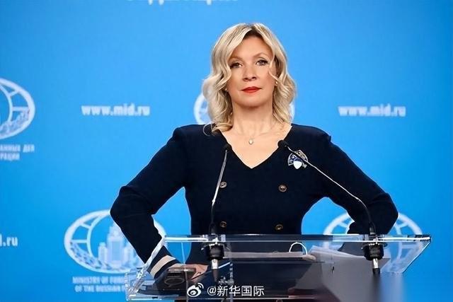 穿着防弹衣，贴着醒目的“媒体”大字，手里只拿了个麦克风。
结果呢？迎面砸来一枚导