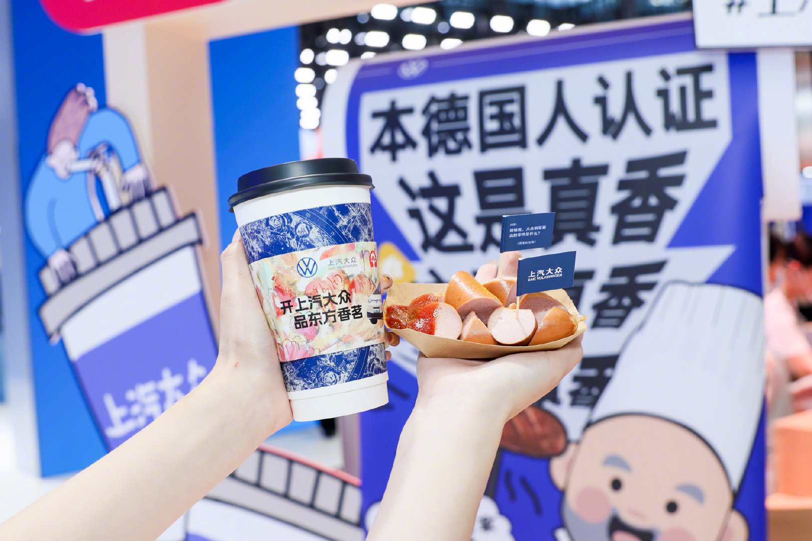 上海车展真香现场 逛车展最怕啥？光看外壳看不出门道。上汽大众直接把车拆成“零件开
