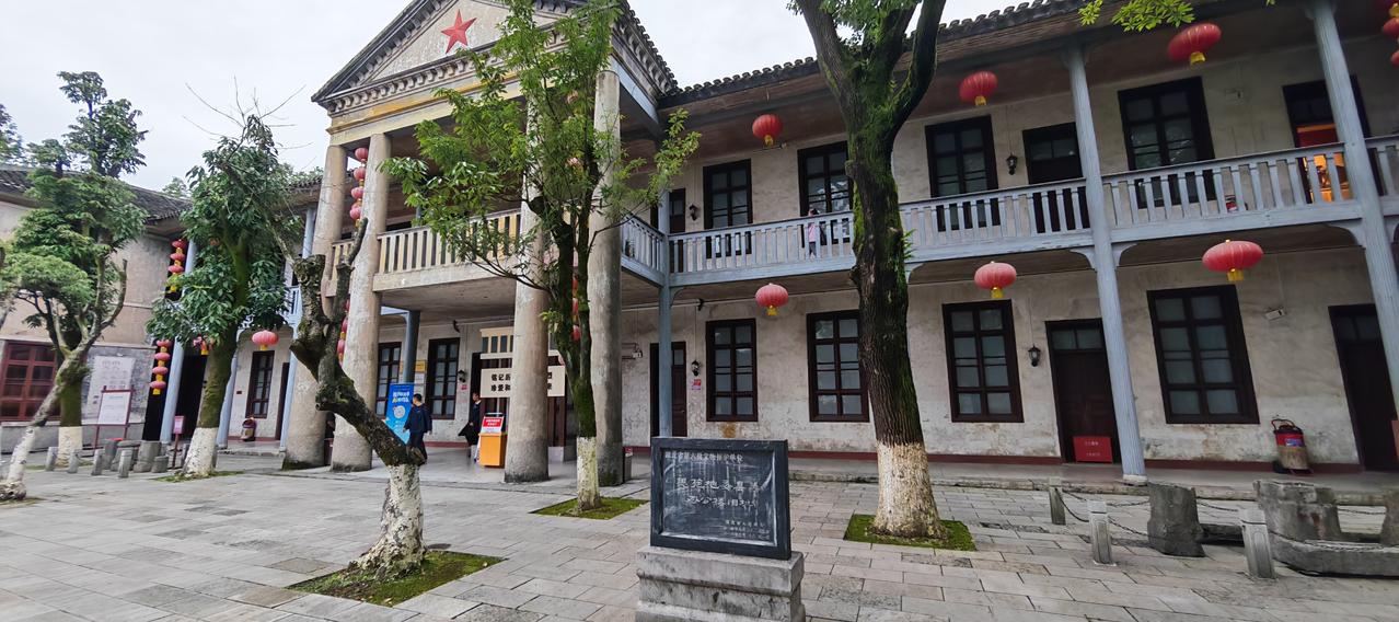 东游漫记：偶遇恩施！
十月二日，自沪蓉高速南充服务区启程，此时，车总里程十二万九