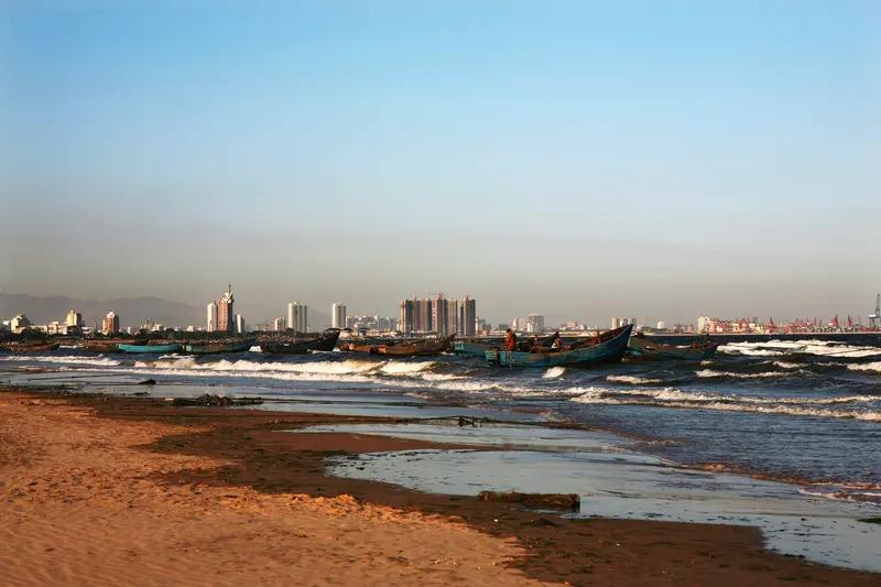 清明假期去海边散步，实在是惬意至极。我住的地方距离滨海新区渤海湾仅20分钟车程，