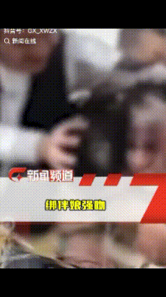 万万没想到！陕西咸阳发生了恶劣婚闹，两个伴娘被用胶带绑在了电动车上，还被强行亲吻