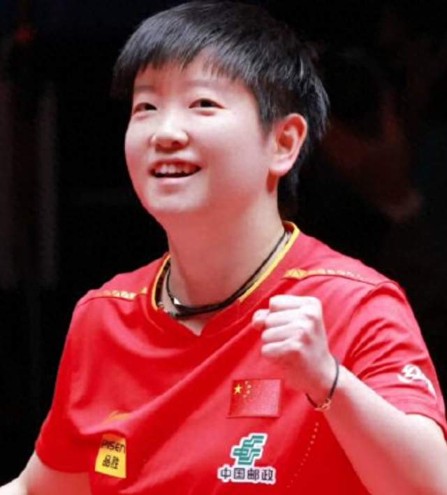 弃赛非退缩！孙颖莎带伤挥拍写进小学课本