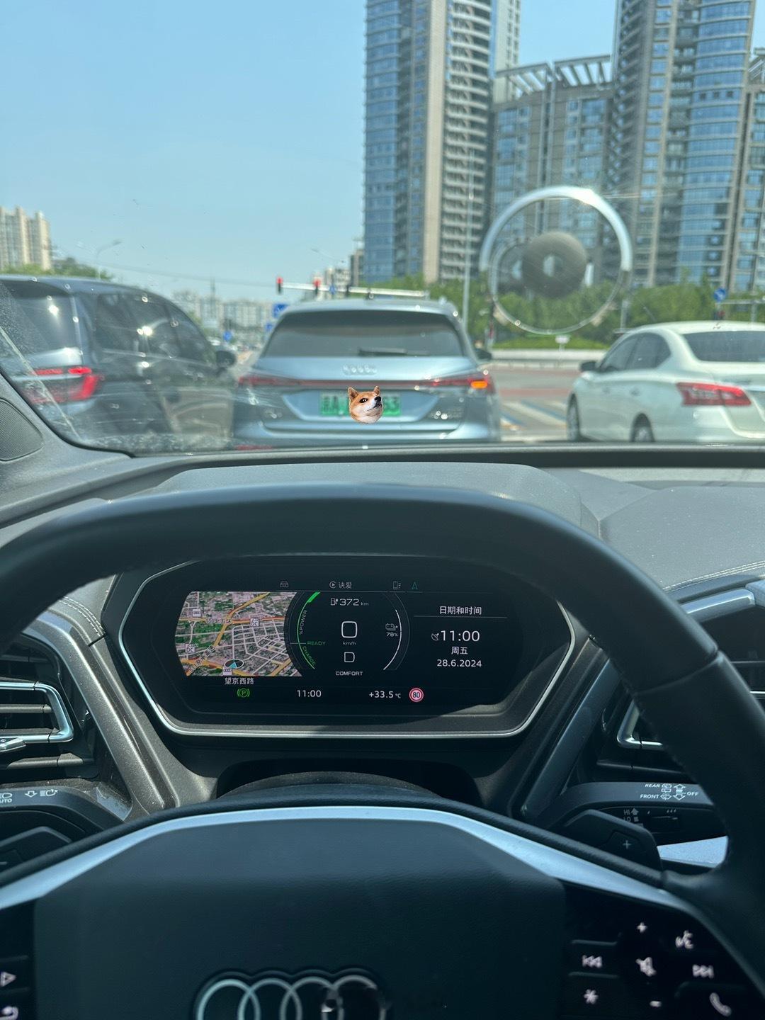 偶遇奥迪Q4 e-tron，这车能见度可是够低的，不过听说现在40的版本优惠完也