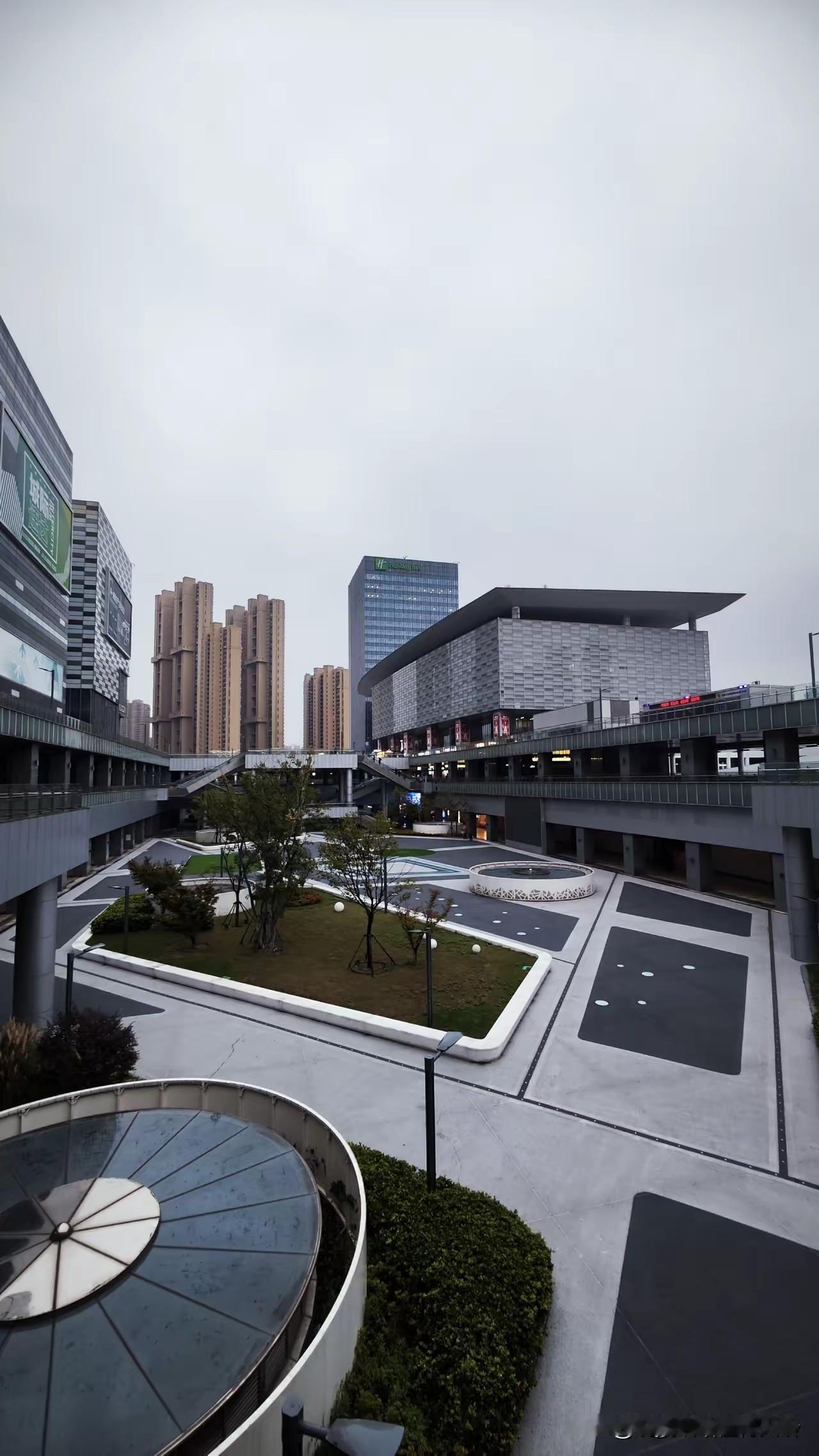 这是火车站改造实图，漂亮的