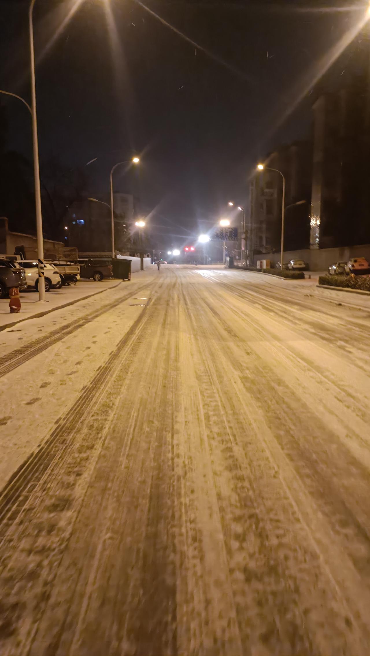 外卖骑手配送超时，你会给他差评吗不会，毕竟这下雪天，路滑难行，太危险了