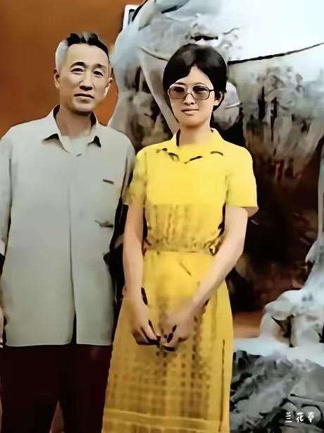 这才是巩俐和他父亲的合影呢。
不着铅华的巩俐反而更美，轻轻盈盈的，自自然然的，文