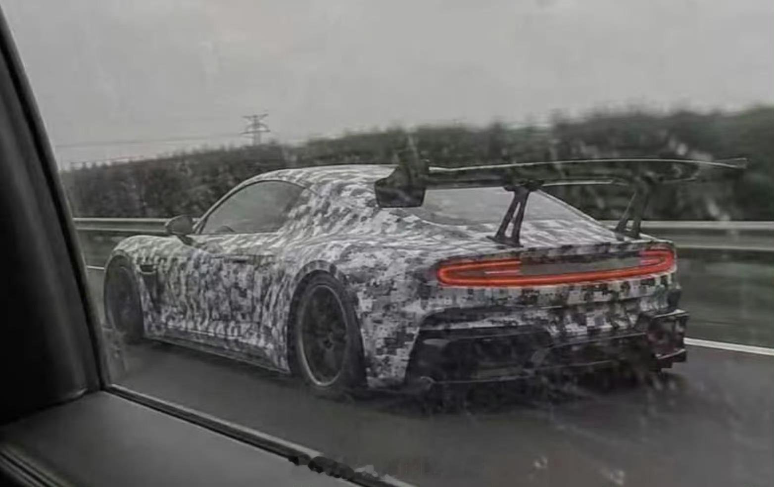 小米的车？双门？ 