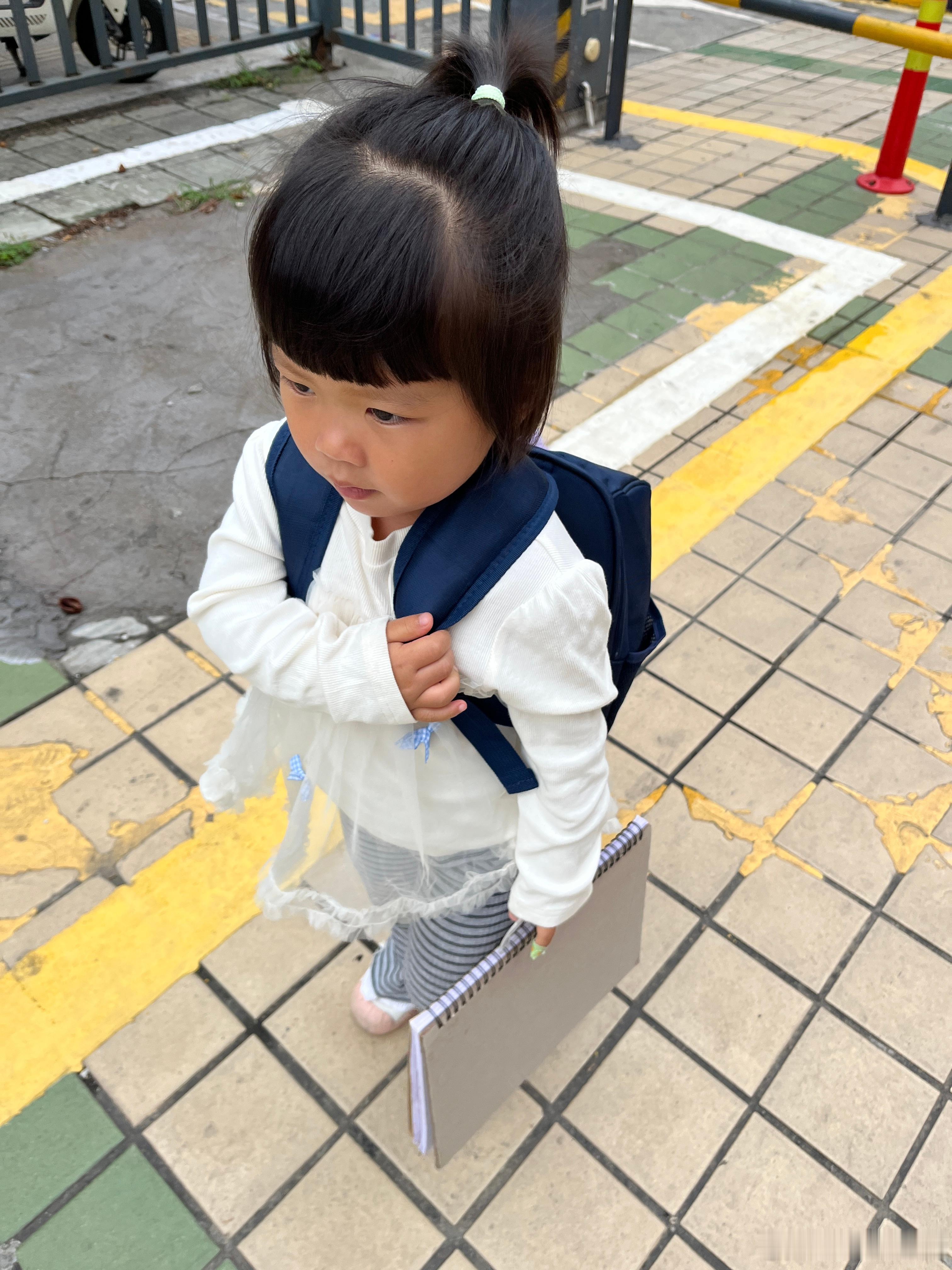 下雨，降温了，看到老师开心。我每次都很早起床，柠宝磨磨蹭蹭，每次我们都卡点到的。