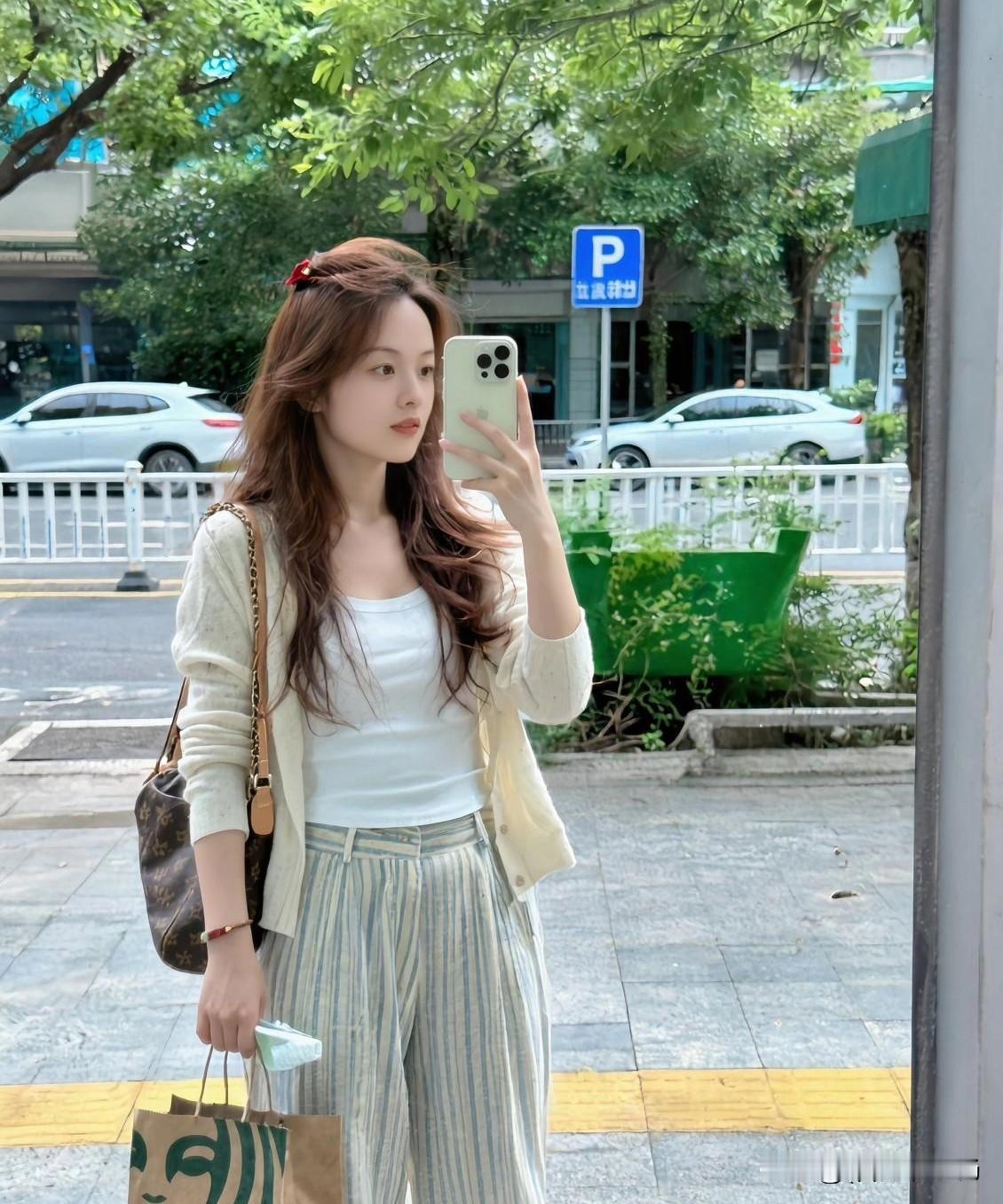 在你心里母亲是什么？
她是清晨厨房里第一个亮起的灯光，是深夜回家时永远温热的汤羹