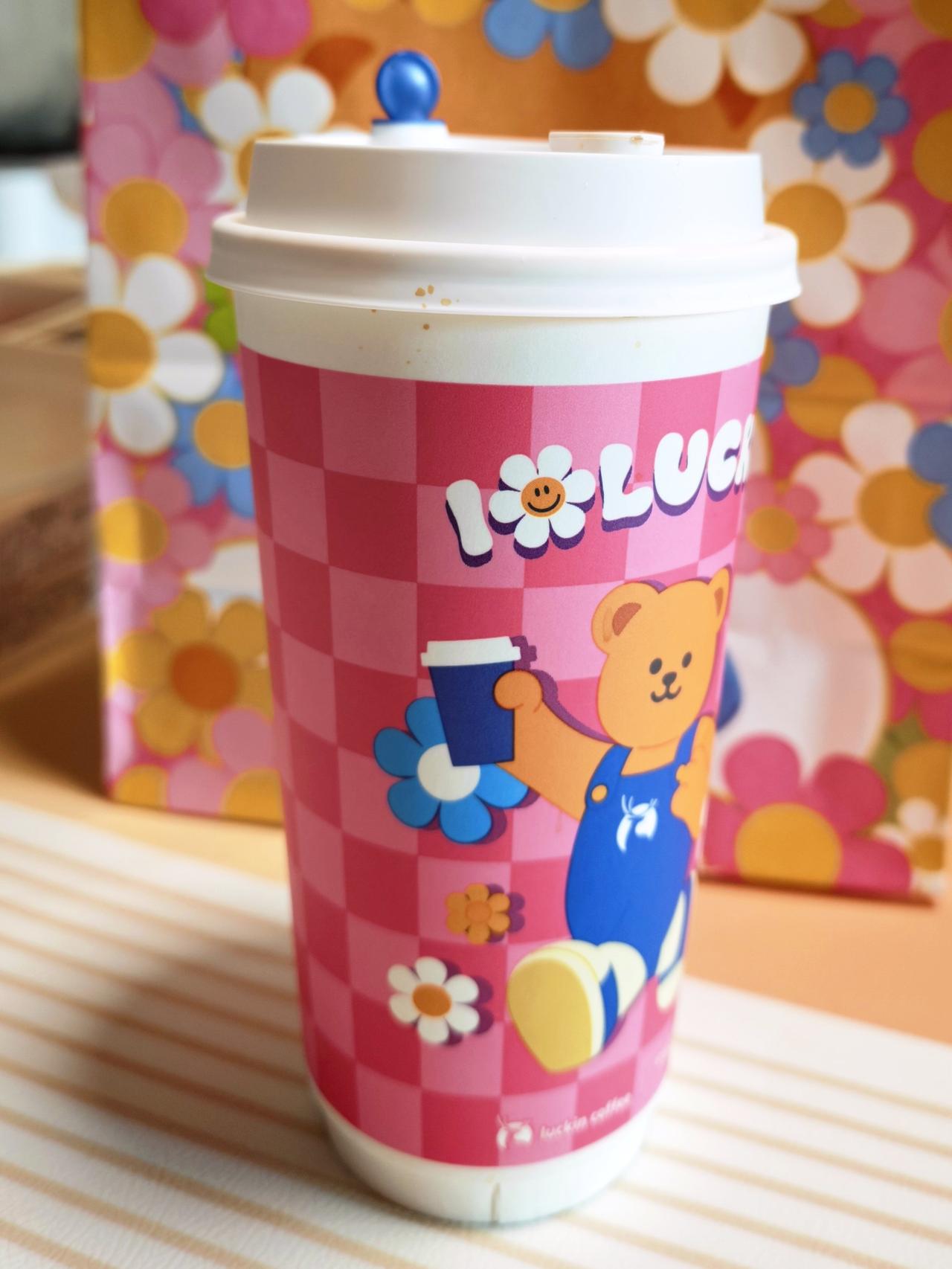 手机每天随手拍今日午餐，一杯超大杯钱塘龙井拿铁+黄油牛角，还有媳妇买的枣糕。