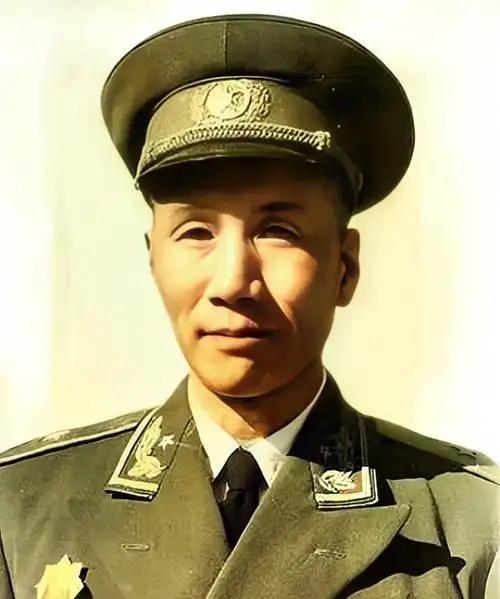 1941年，国军团长准备投奔新四军，谁知夜里却被暗杀，被捅了，这段真实历史充满悬