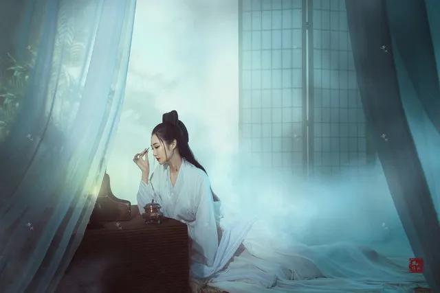 思君最苦长风瘦
文/冰笑
思君最苦长风瘦，
远望愁思横眉皱。
无言与谁泪千行，