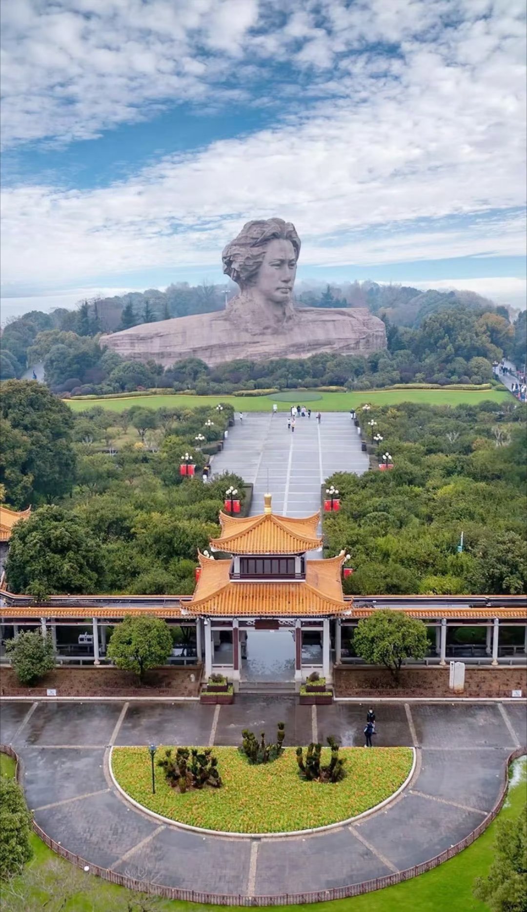 华夏何其幸，危亡之际，伟人横空如明灯 